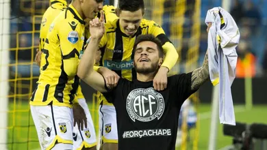 &Aacute;rbitro teve sensibilidade e n&atilde;o deu cart&atilde;o a Nathan, que homenageou a Chape na Holanda