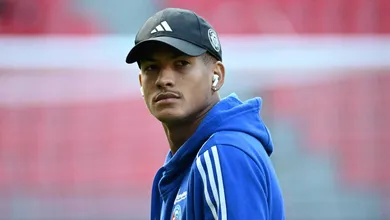 Por que &Acirc;ngelo deixa o Chelsea sem ter atuado sequer uma vez pelo clube?