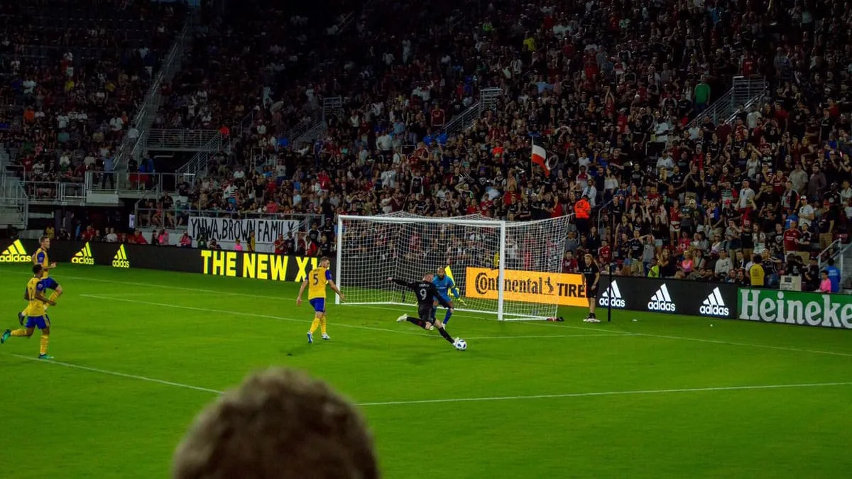 Rooney marca seu primeiro gol na MLS pelo DC United, mas tamb&eacute;m quebra o nariz no fim do jogo