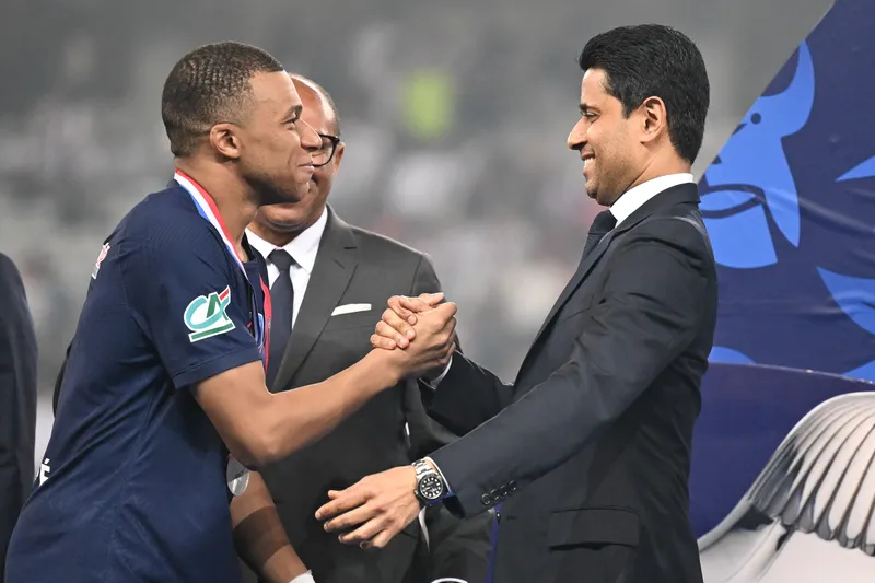 Mbapp&eacute; e Nasser Al-Khelaifi, presidente do PSG. Foto: Icon Sport