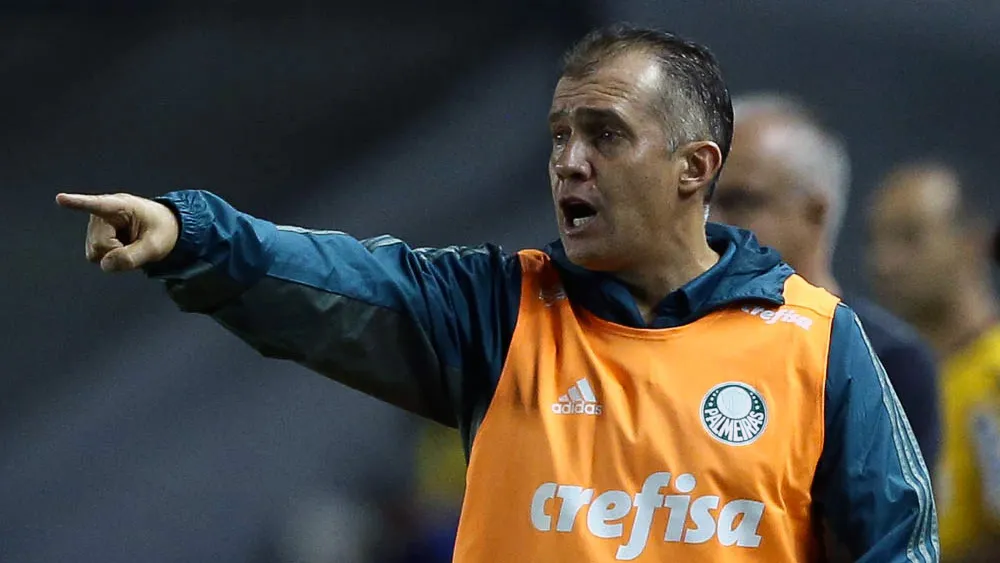 O t&eacute;cnico Eduardo Baptista, da SE Palmeiras, em jogo contra a equipe do Santos FC, durante partida v&aacute;lida pela nona rodada, do Campeonato Paulista, S&eacute;rie A1, no Est&aacute;dio da Vila Belmiro.