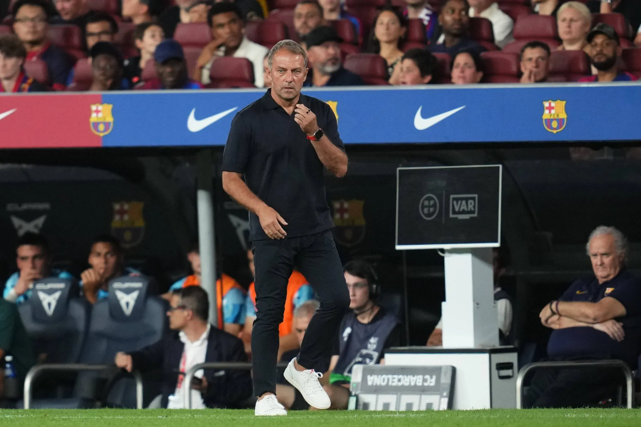 O t&eacute;cnico alem&atilde;o Hansi Flick em jogo do Barcelona 