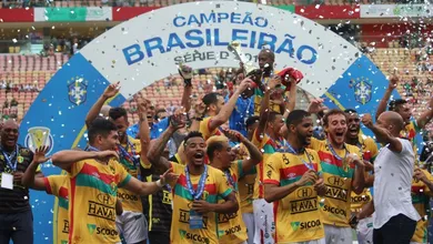 Em uma Arena da Amaz&ocirc;nia lotada, Brusque vence Manaus nos p&ecirc;naltis e &eacute; campe&atilde;o da S&eacute;rie D