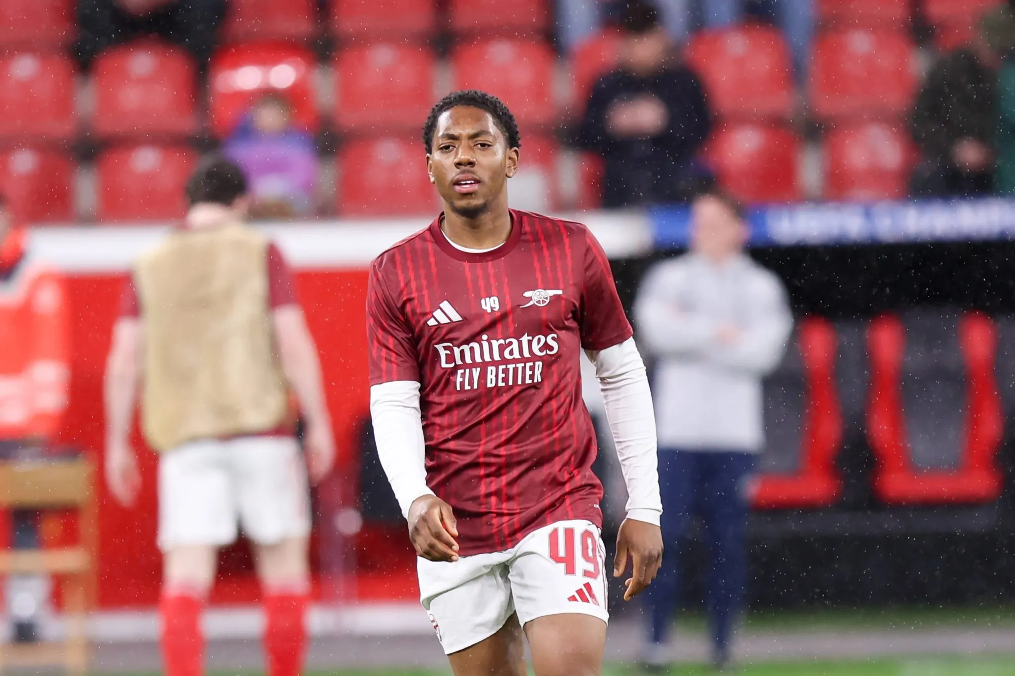 Lewis-Skelly em aquecimento antes de jogo do Arsenal
