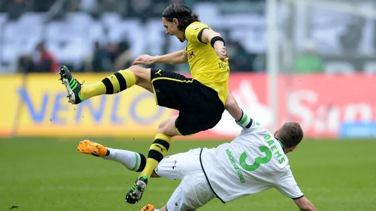 Dortmund trope&ccedil;a no M&rsquo;gladbach e Bayern agradece
