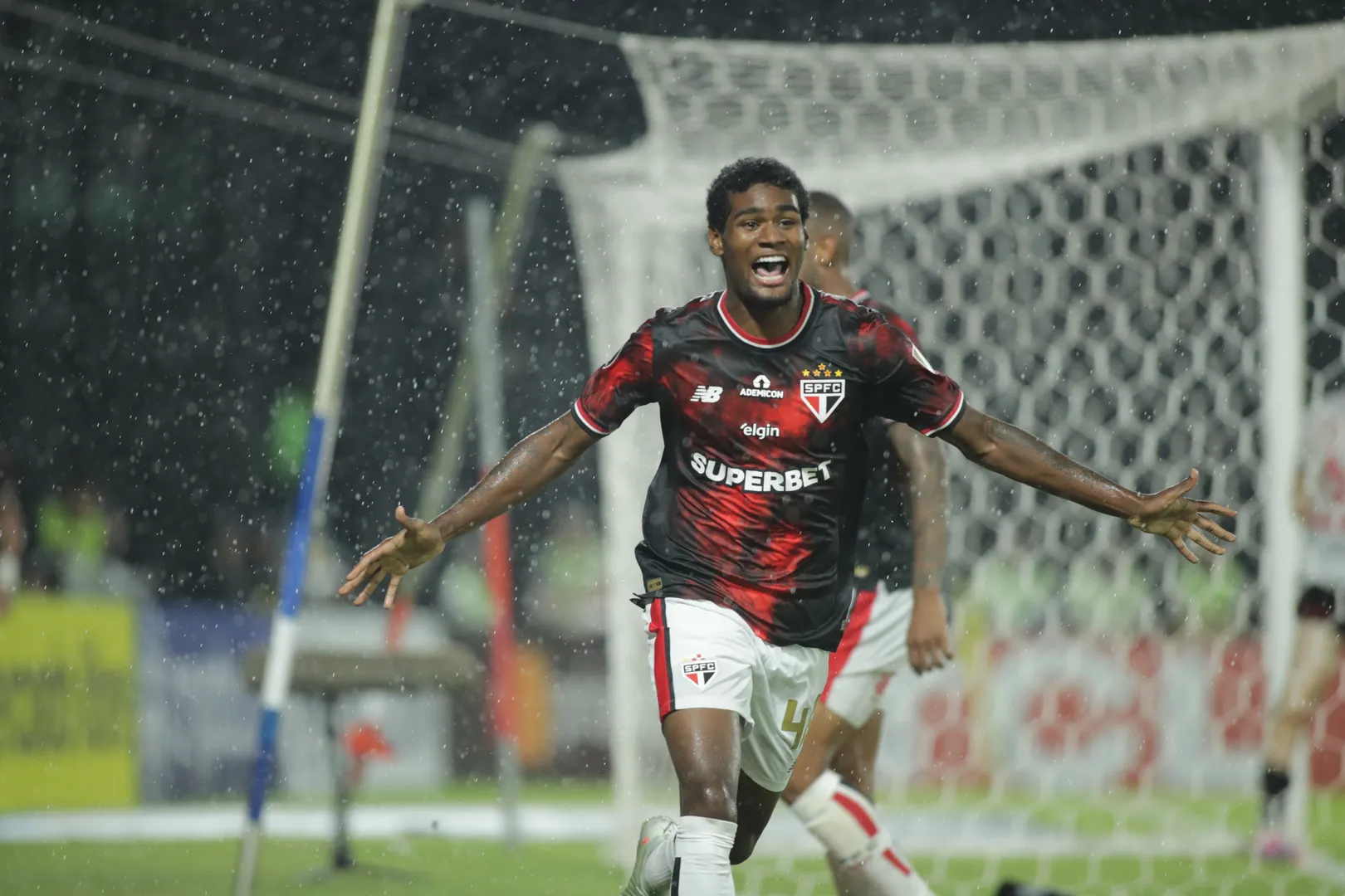 Lucas Ferreira marcou seu primeiro gol como profissional (Foto: Conmebol)