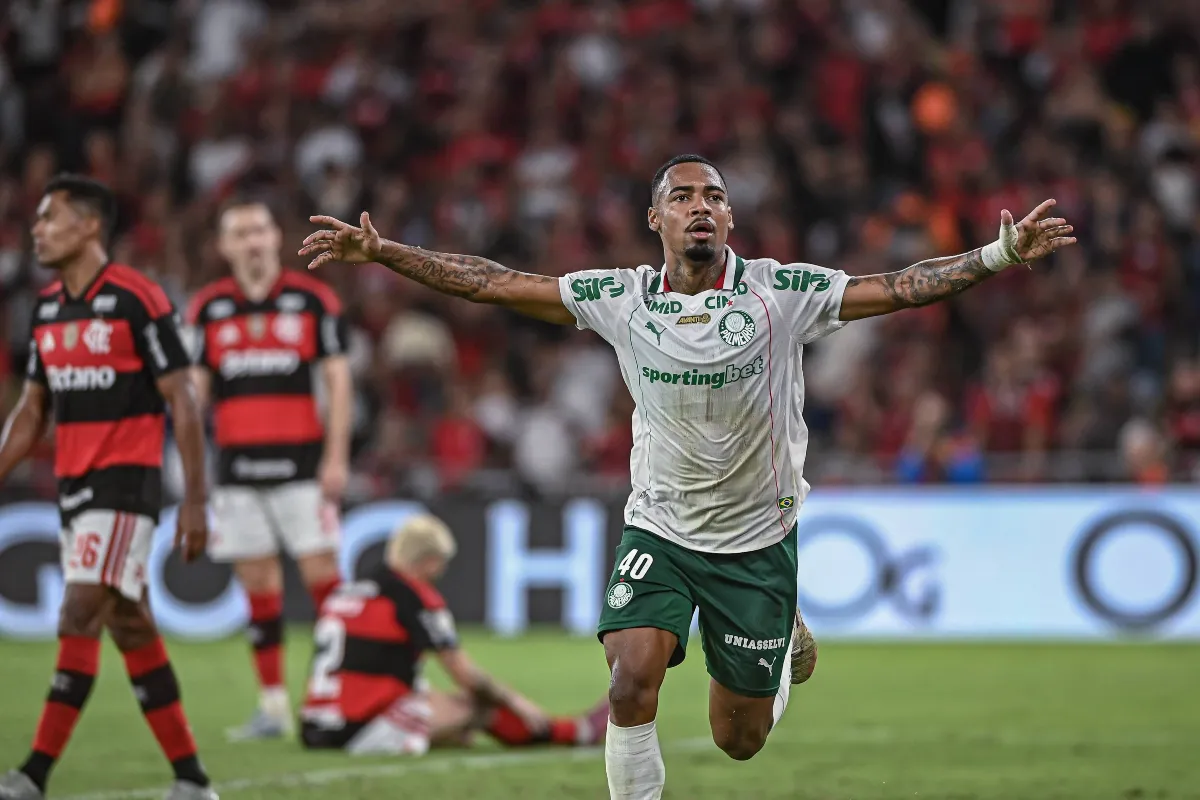 Allan, do Palmeiras, celebra seu gol durante a partida contra o Flamengo, v&aacute;lida pelo Campeonato Brasileiro de 2026, no Maracan&atilde;, no Rio de Janeiro, em 23 de maio de 2026.