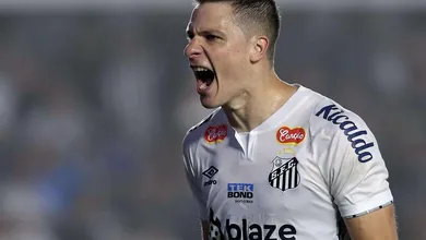 Por que o Santos decidiu reintegrar Julio Furch ao elenco profissional?