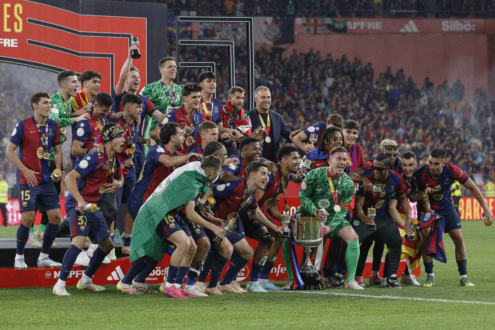 Elenco do Barcelona comemora t&iacute;tulo da Copa do Rei 2024/25