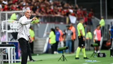 Tite evita falar da arbitragem e faz cobran&ccedil;a ao Flamengo em momentos cr&iacute;ticos