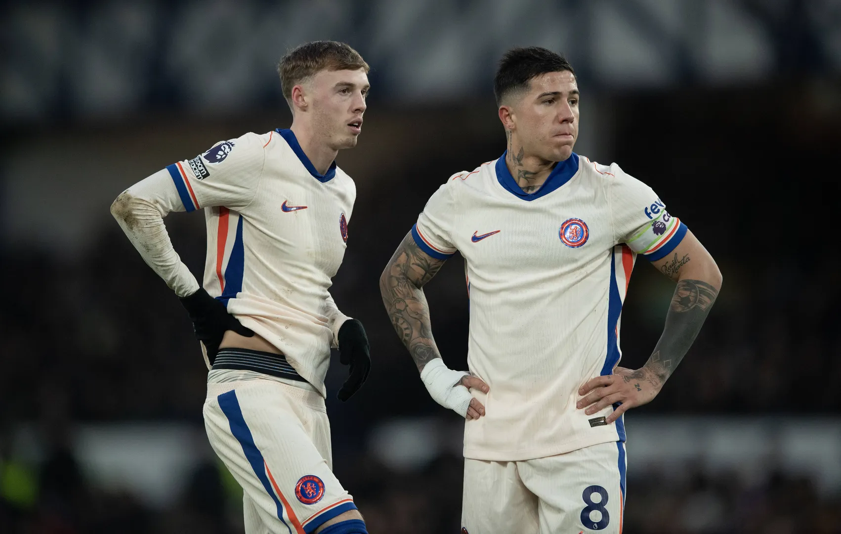 Palmer e Enzo Fern&aacute;ndez durante jogo do Chelsea
