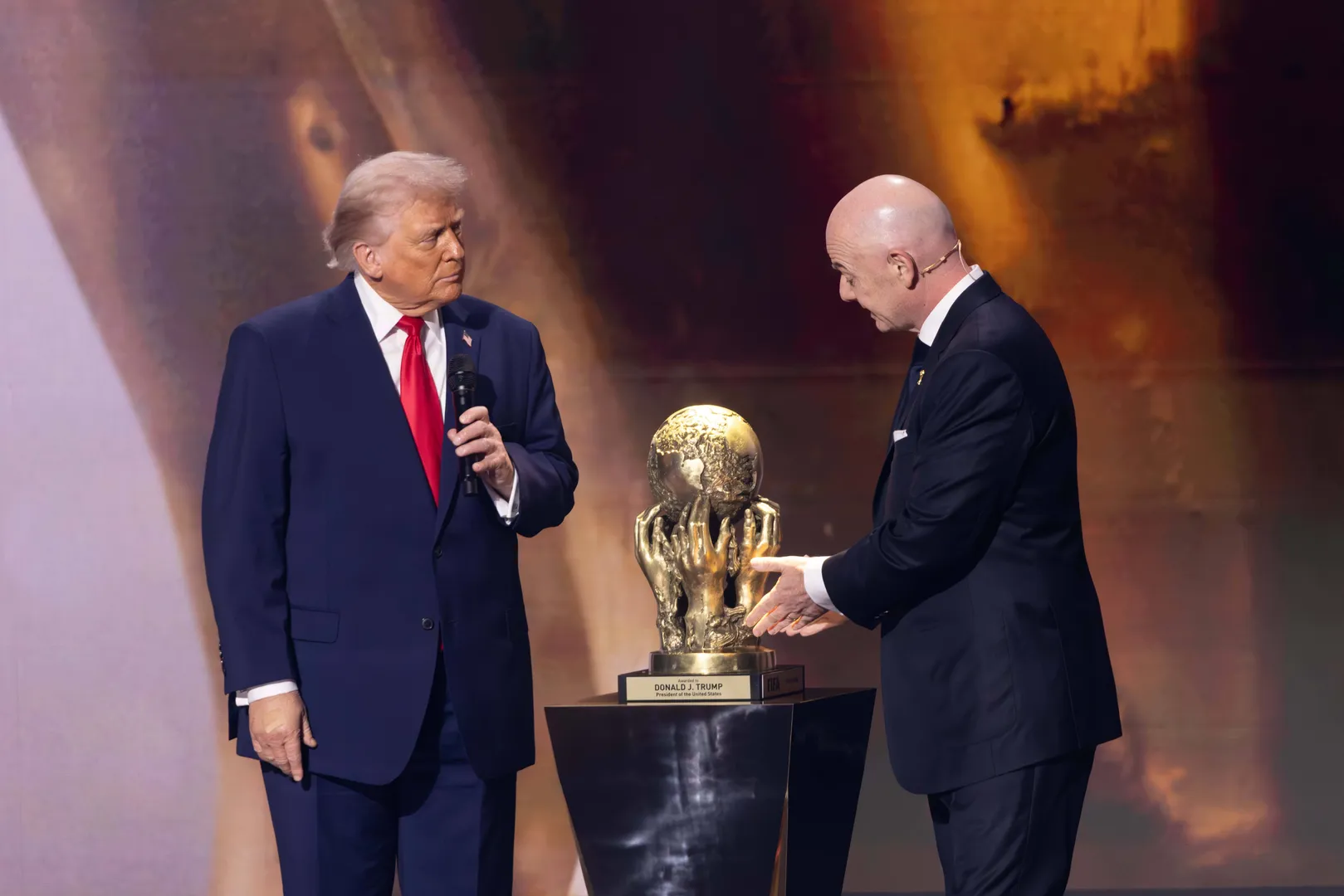 Donald Trump recebe Pr&ecirc;mio da Paz da Fifa de Gianni Infantino (Foto: Imago)
