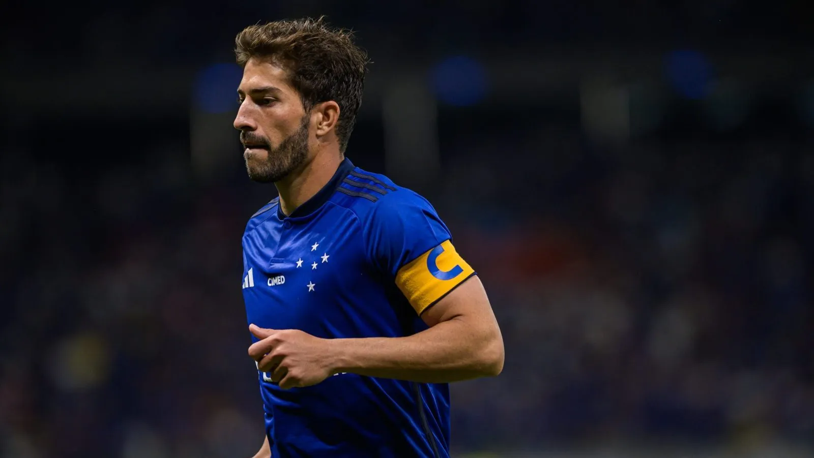 Lucas Silva surpreende e vira dono do meio de campo do Cruzeiro