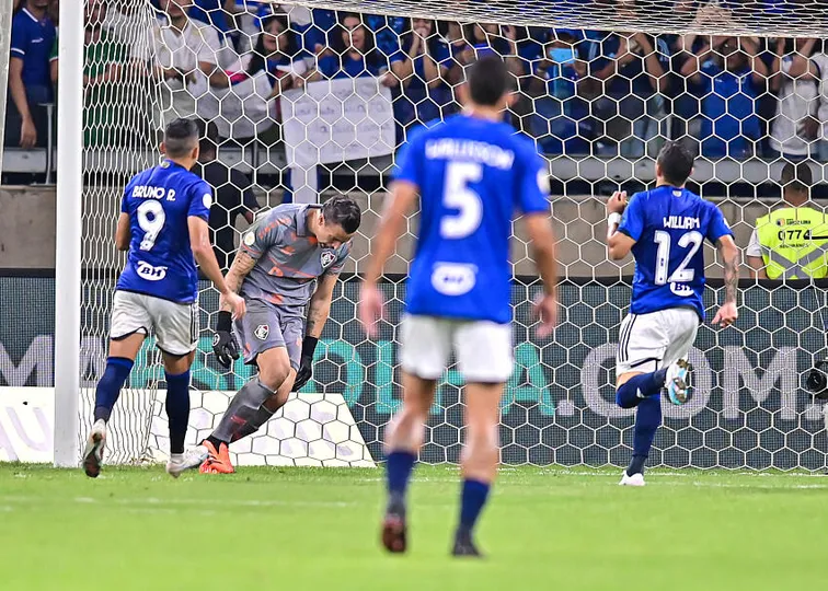 F&aacute;bio pegou p&ecirc;nalti em &uacute;ltimo confronto com o Cruzeiro em Belo Horizonte - Foto: Icon sport