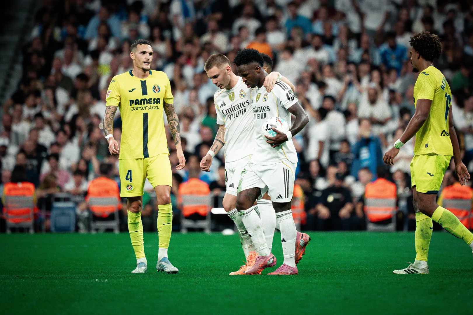 Mastantuono e Vinicius J&uacute;nior em jogo do Real Madrid