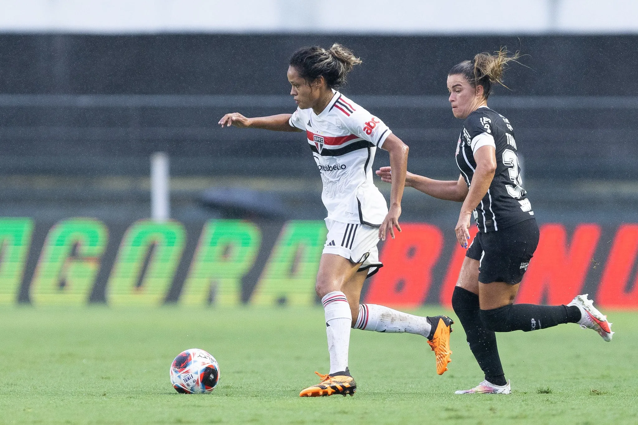 S&atilde;o Paulo quer fazer hist&oacute;ria contra as hist&oacute;ricas brabas do Corinthians