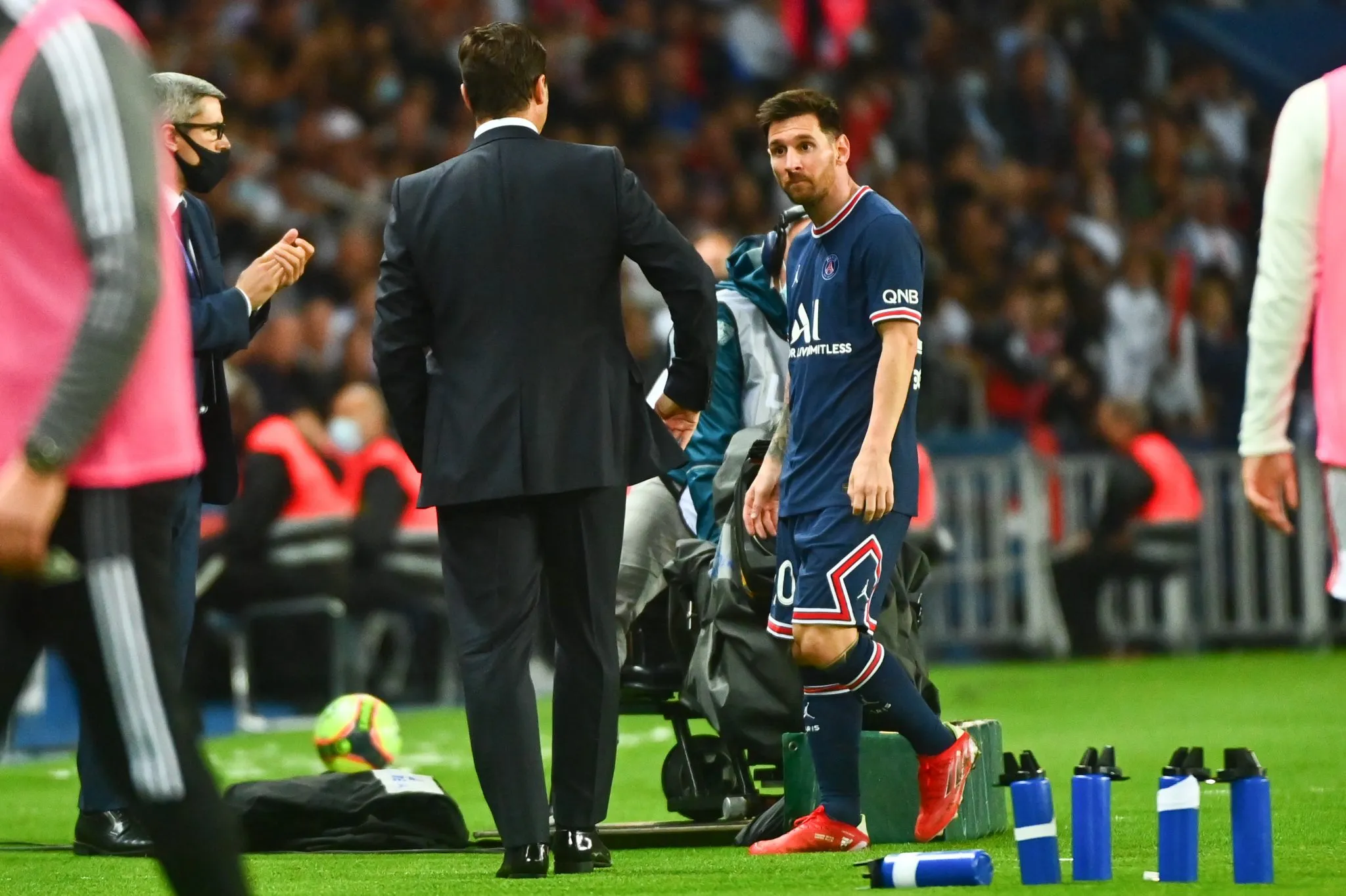 Pochettino e Messi ap&oacute;s substitui&ccedil;&atilde;o que causou pol&ecirc;mica no PSG 