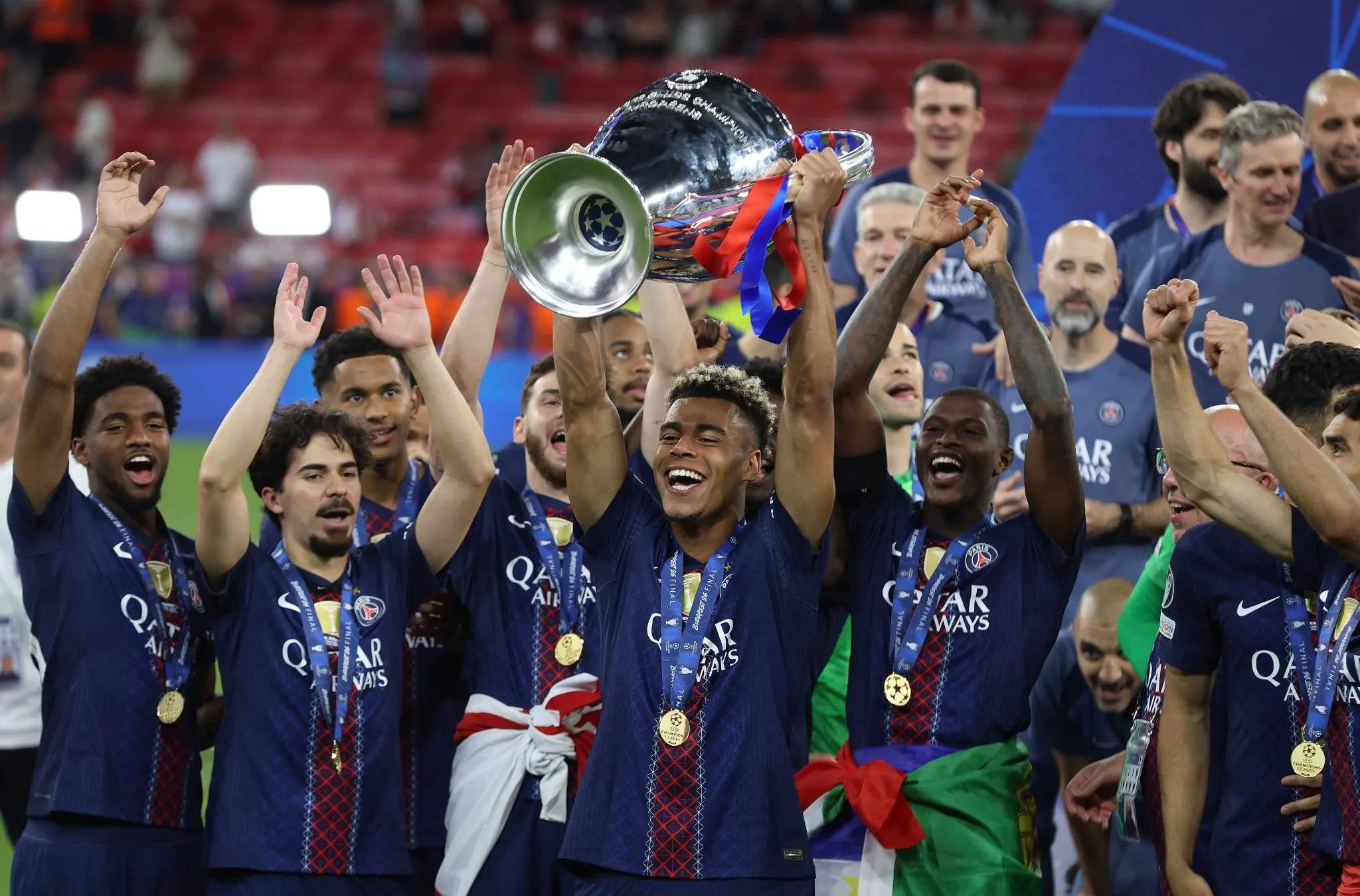 Elenco do PSG celebra t&iacute;tulo da Champions League 