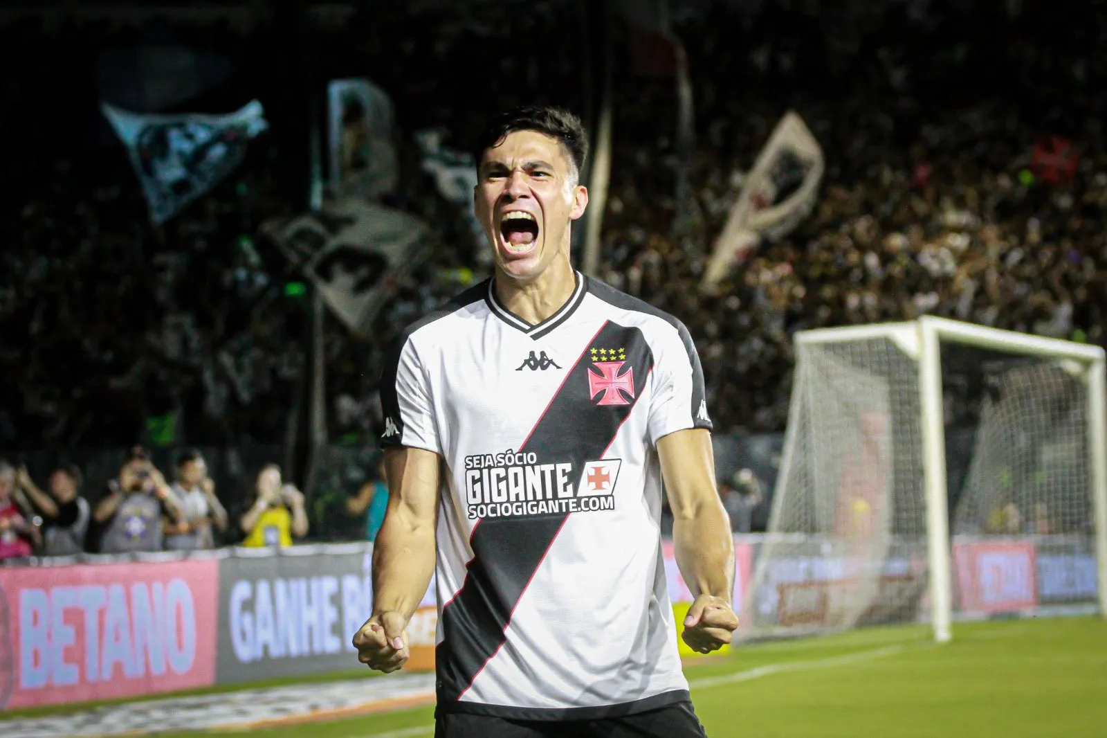 Com drama, confus&atilde;o e p&ecirc;naltis, Vasco passa pelo &Aacute;gua Santa e supera trauma na Copa do Brasil