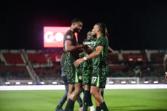 Ex-Arsenal exibe mudan&ccedil;a radical na carreira para comandar a Nig&eacute;ria na Copa Africana