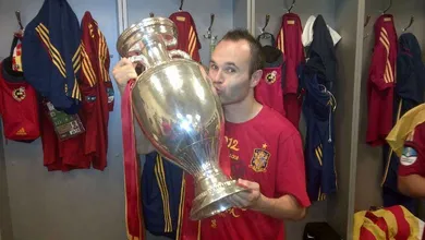 Iniesta supera Messi e Ronaldo e &eacute; eleito o melhor da Europa