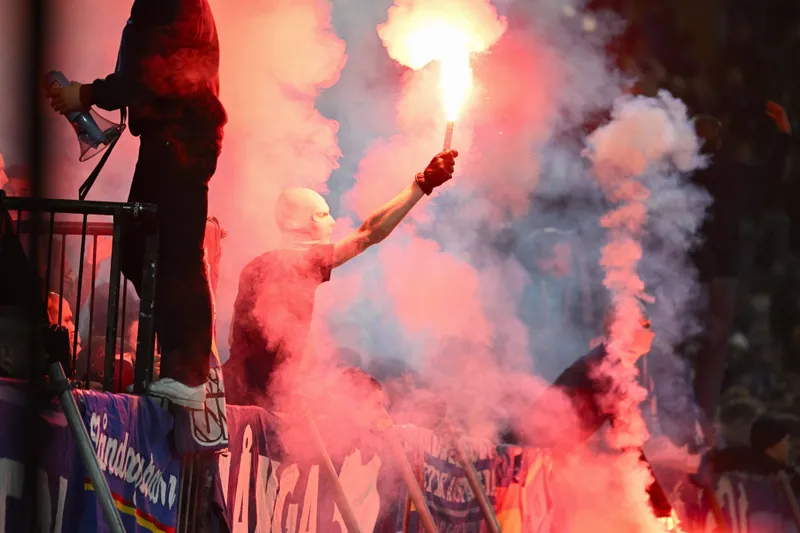 Derby de Estocolmo &eacute; paralisado ap&oacute;s torcida atirar sinalizadores em campo