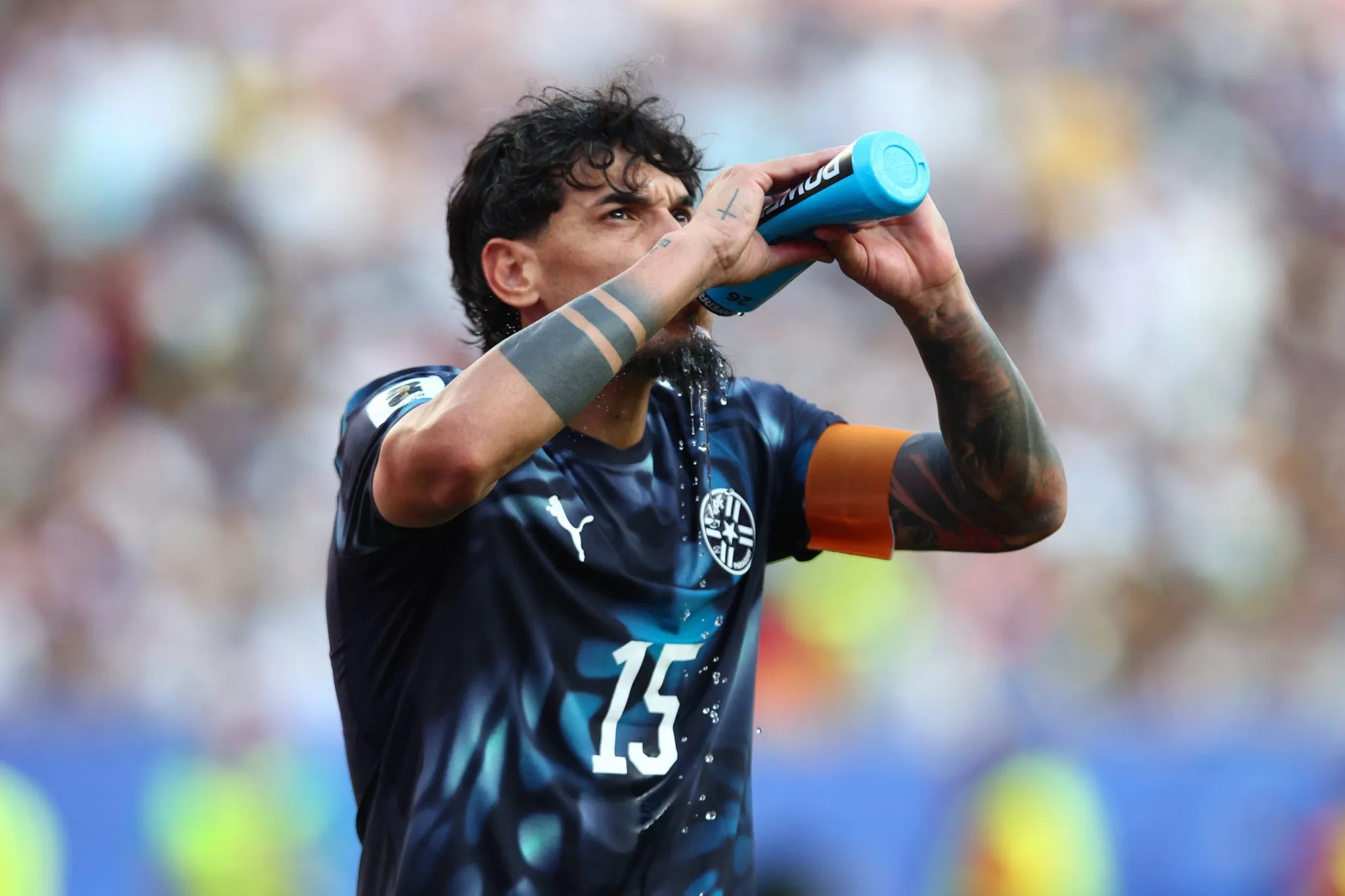 Gustavo G&oacute;mez se refresca durante a Copa do Mundo