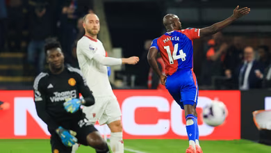 Manchester United n&atilde;o v&ecirc; a cor da bola e &eacute; humilhado pelo Crystal Palace