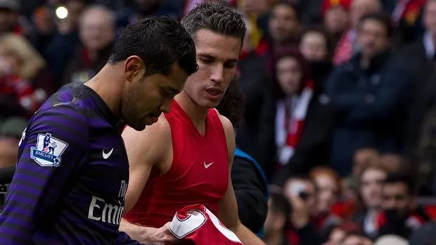 Andr&eacute; Santos se desculpa por pedir camisa de Van Persie
