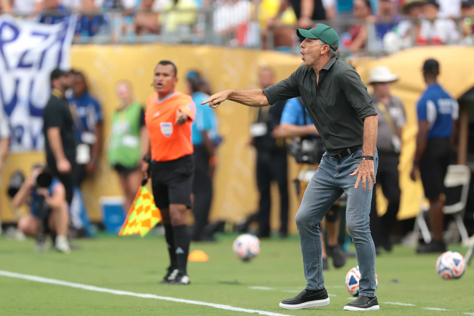 Renato orienta jogadores do Fluminense durante jogo contra a Internazionale