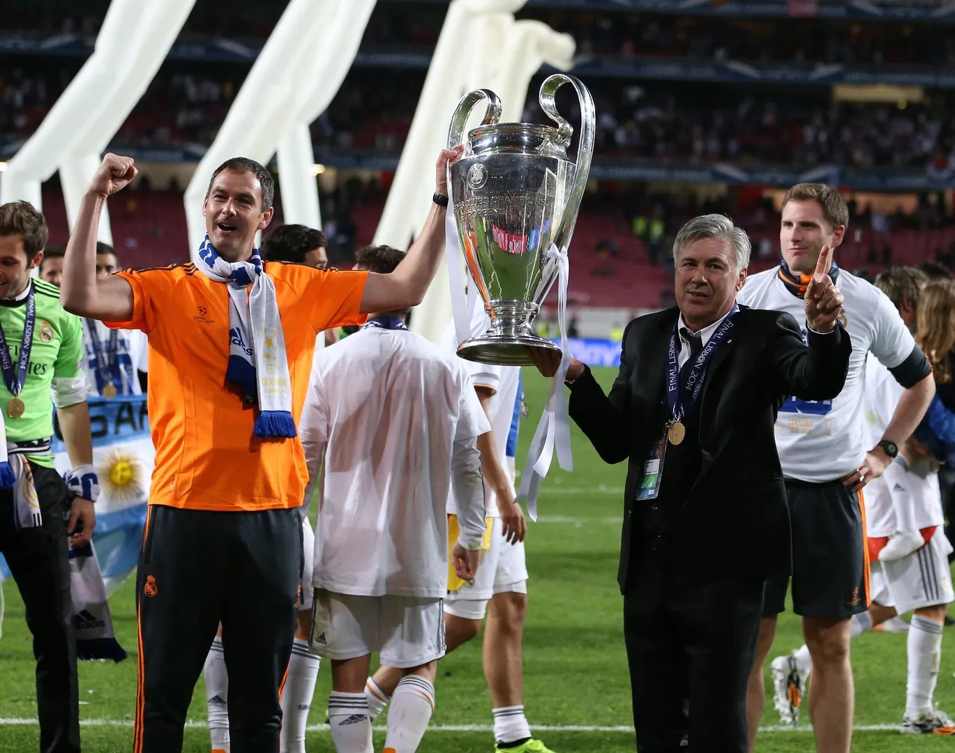 Paul Clement e Ancelotti com a ta&ccedil;a da Champions League de 2014, conquistada pelo Real Madrid
