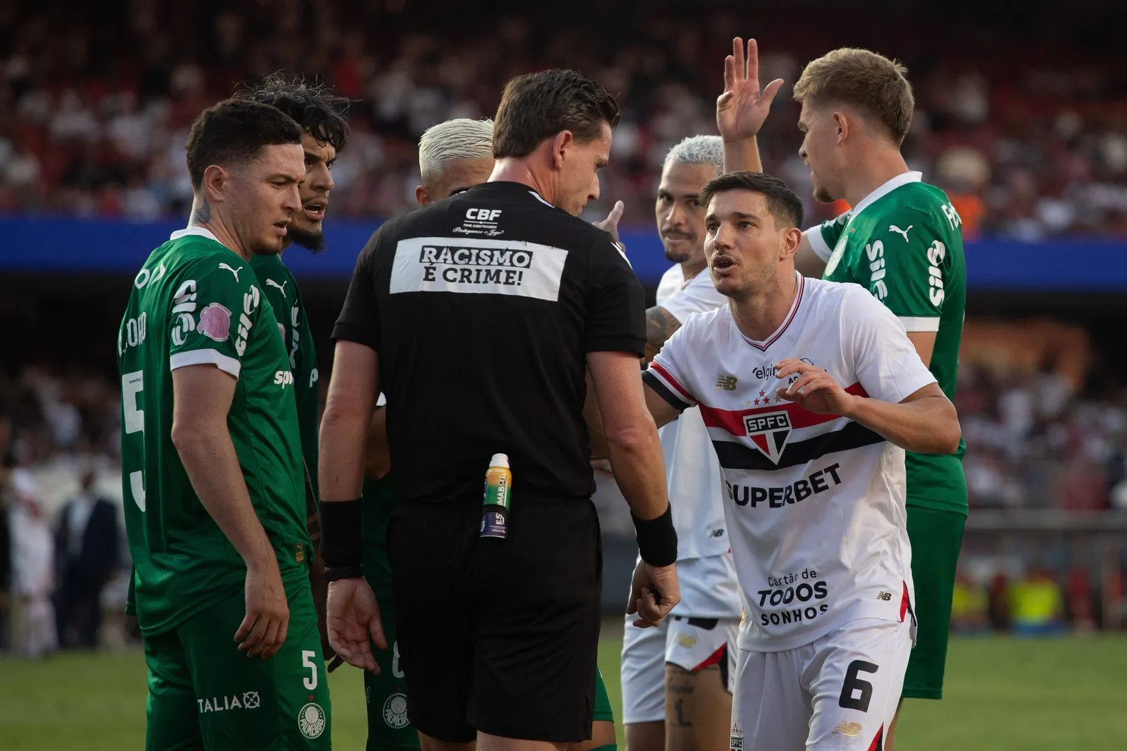 Cedric reclama com &aacute;rbitro Ramon Abatti Abel em S&atilde;o Paulo x Palmeiras (Foto: Imago)