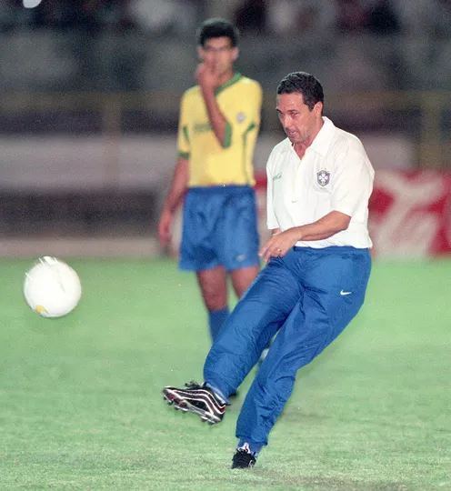 Luxemburgo brinca com a bola durante treino quando treinava a sele&ccedil;&atilde;o brasileira