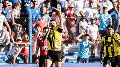 O Nacional x Pe&ntilde;arol teve tantos gols quanto expuls&otilde;es, num 2&times;2 que complicou Recoba