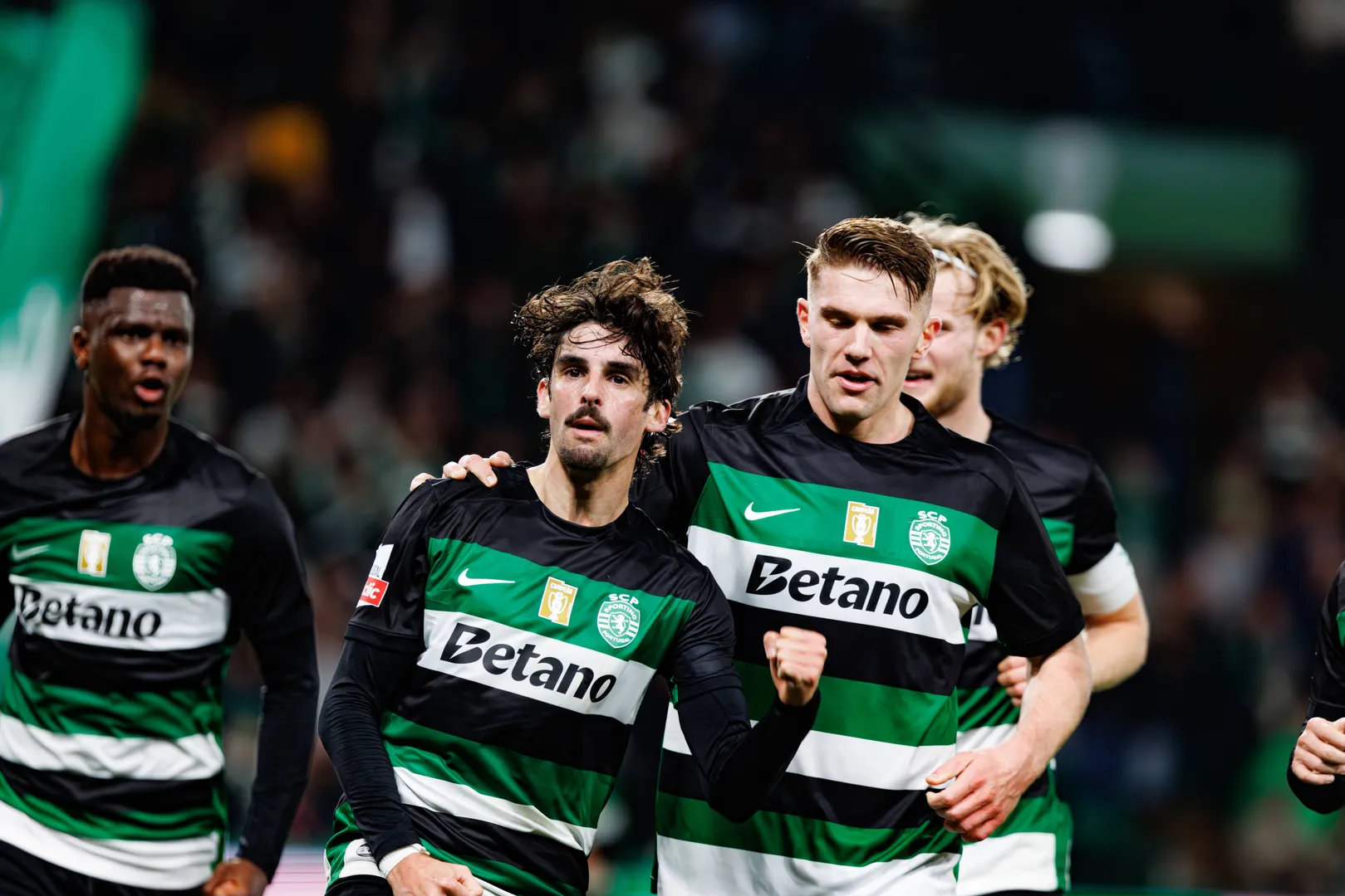 Trinc&atilde;o e Gyokeres comemoram gol do Sporting