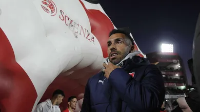 &lsquo;Mentiram para mim&rsquo;: Carlos T&eacute;vez amea&ccedil;a levar clube argentino &agrave; Justi&ccedil;a