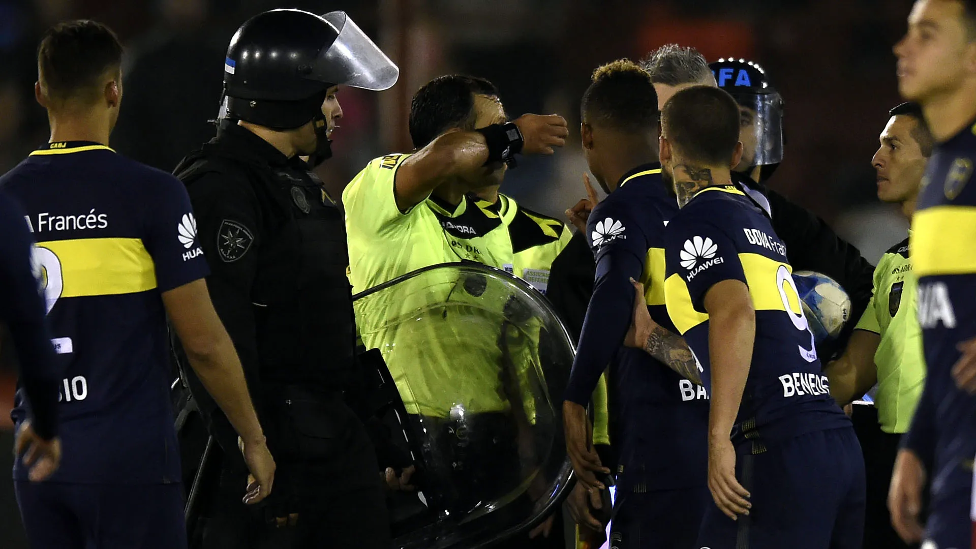 Furioso com p&ecirc;nalti no &uacute;ltimo minuto, torcedor do Boca liga para pol&iacute;cia e denuncia &ldquo;roubo&rdquo;