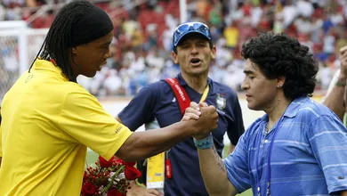 Doze vezes em que f&atilde;s, colegas e at&eacute; Maradona n&atilde;o resistiram e reverenciaram Ronaldinho