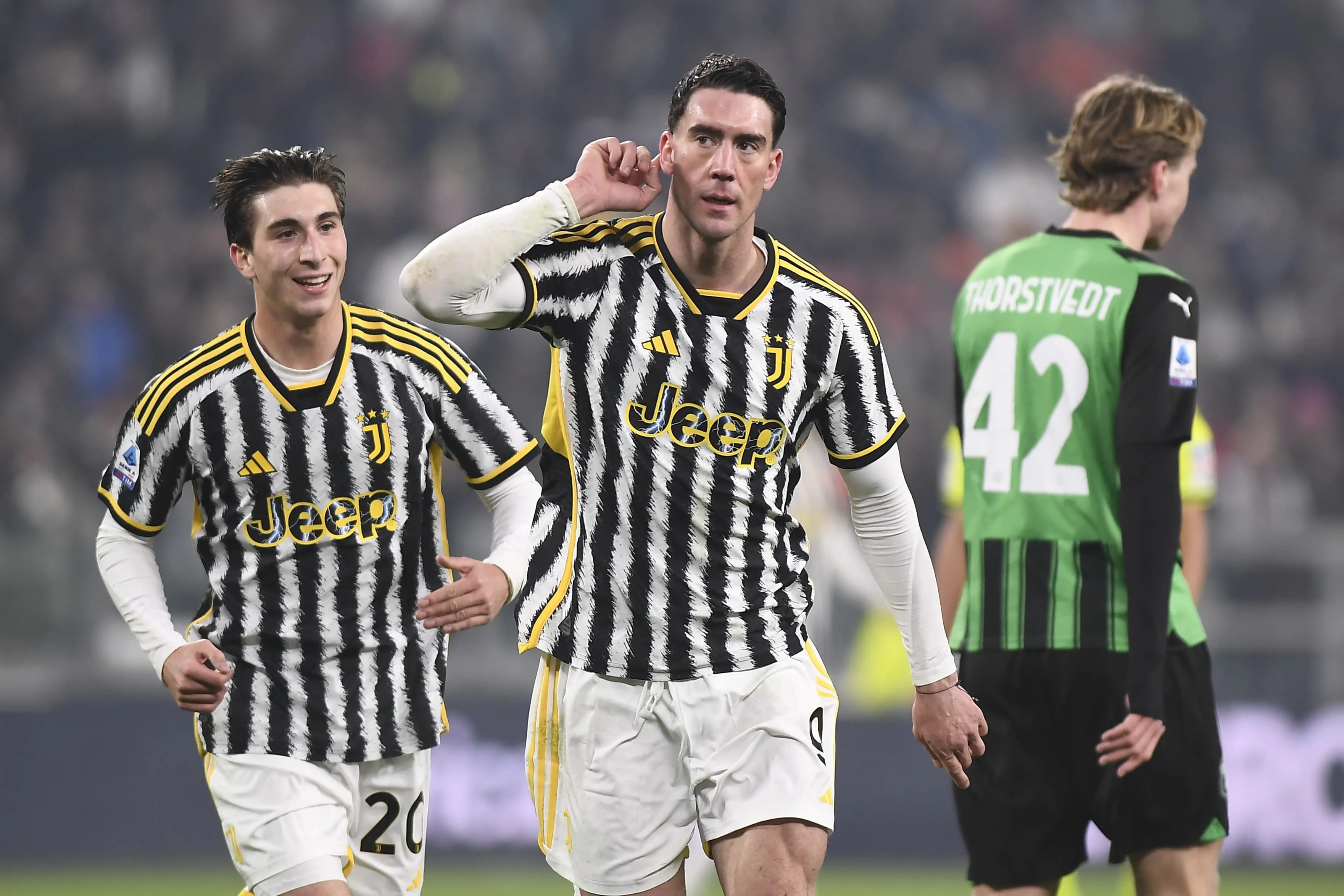 Vlahovic tira gola&ccedil;os da cartola e Juventus atropela o Sassuolo para continuar na ca&ccedil;a &agrave; l&iacute;der da Serie A