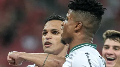 Expuls&atilde;o precoce, 4 p&ecirc;naltis e 7 gols: a receita maluca da derrota do Internacional para o Coritiba