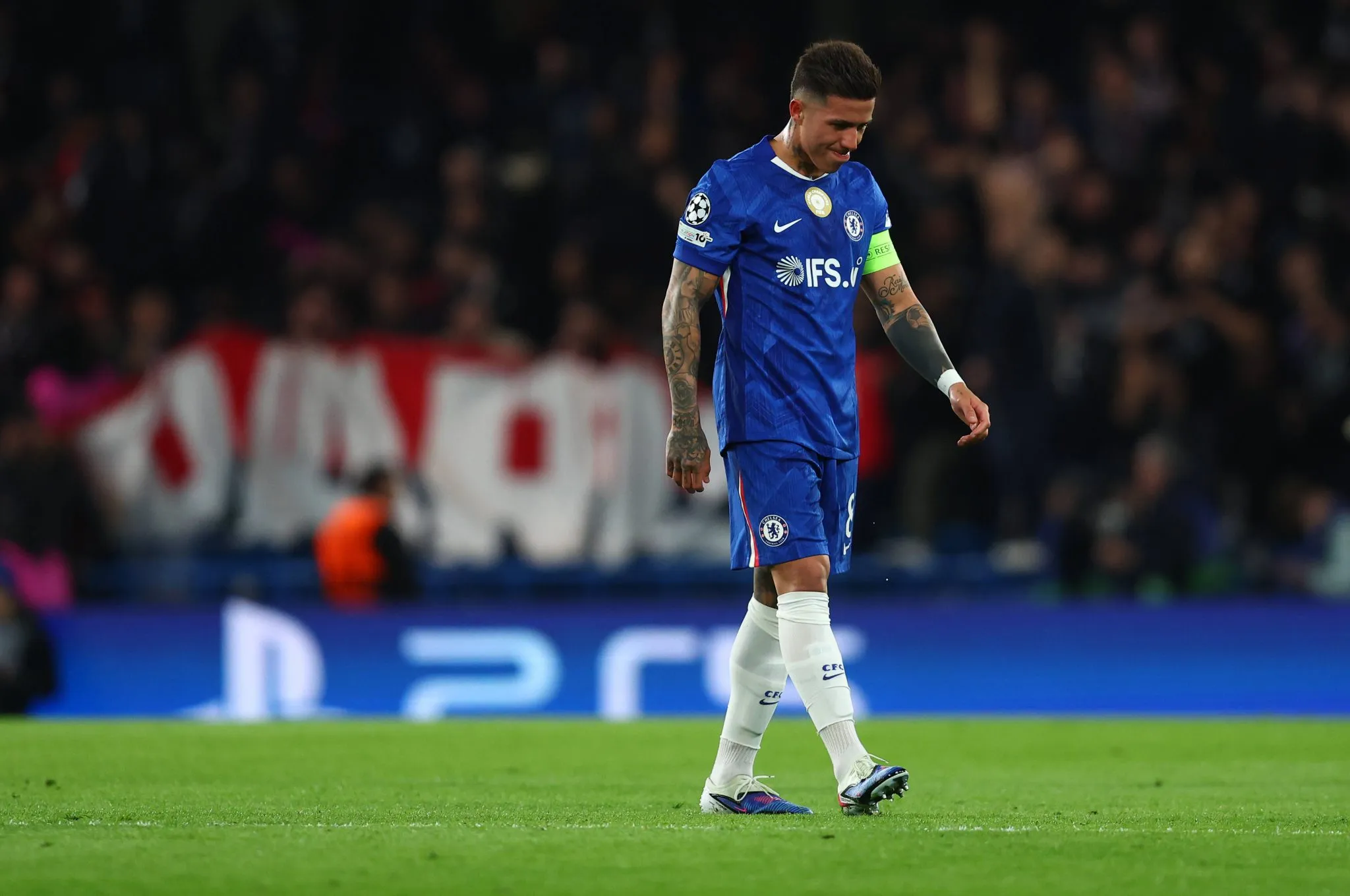 Enzo Fern&aacute;ndez cabisbaixo durante jogo do Chelsea