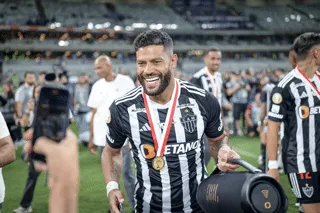 Hulk com a medalha do t&iacute;tulo mineiro pelo Atl&eacute;tico