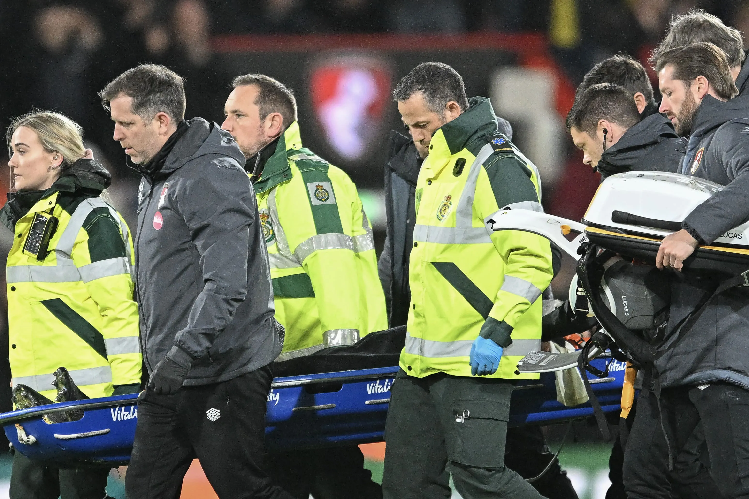 Bornemouth x Luton Town &eacute; interrompido ap&oacute;s Tom Lockyer sofrer parada card&iacute;aca no gramado