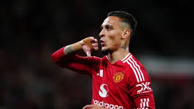 Ap&oacute;s cobran&ccedil;a de Ten Hag, Antony marca mas n&atilde;o diminui antipatia dos ingleses no United