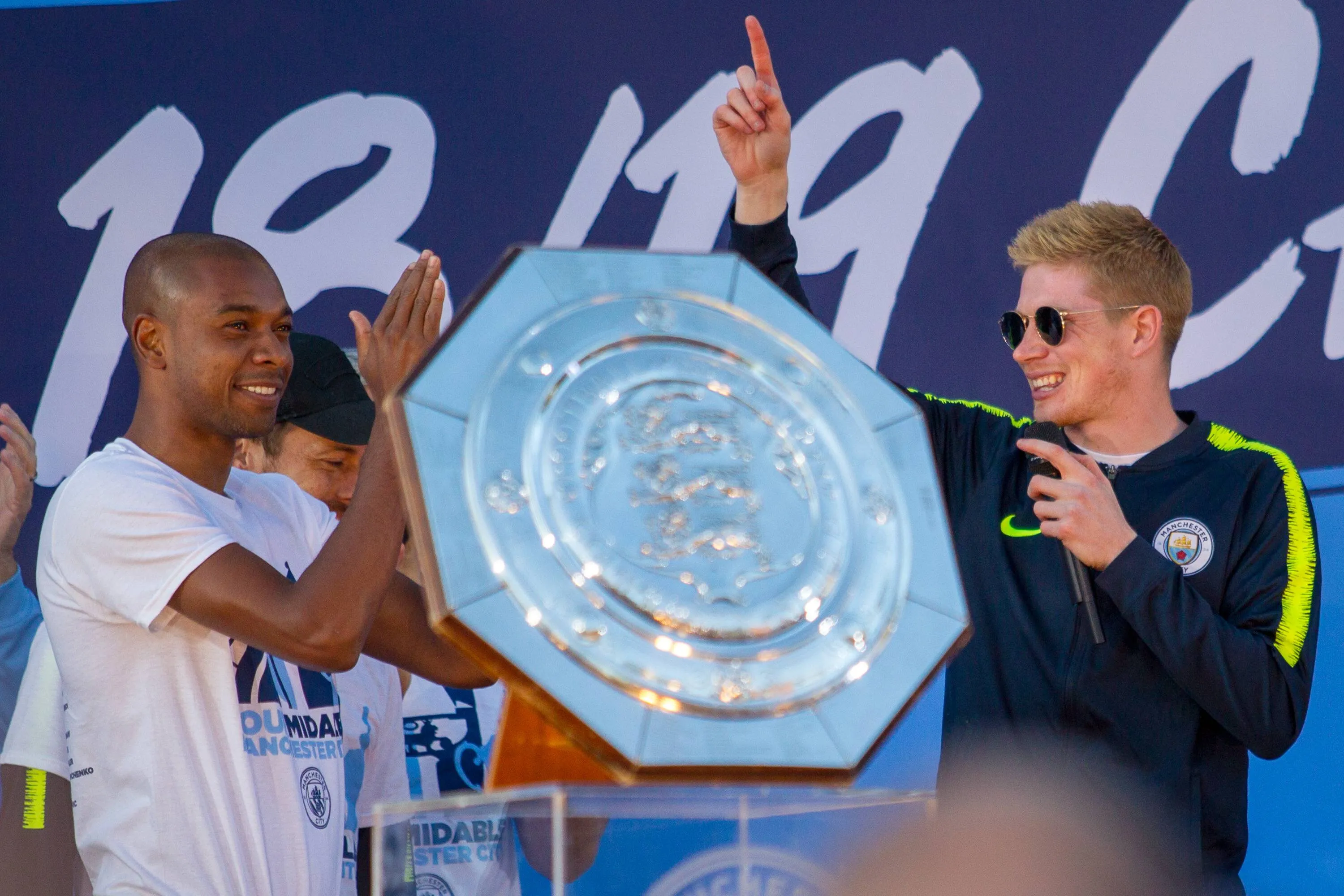 Fernandinho e De Bruyne comemoram t&iacute;tulo do City