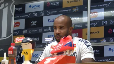 Aben&ccedil;oado por Pepe, Patrick se v&ecirc; pronto para atuar como ponta esquerda do Santos