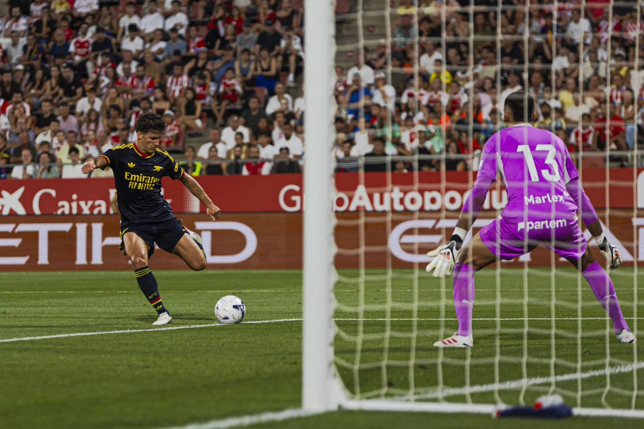 Tzolis pelo Arsenal no amistoso contra Girona