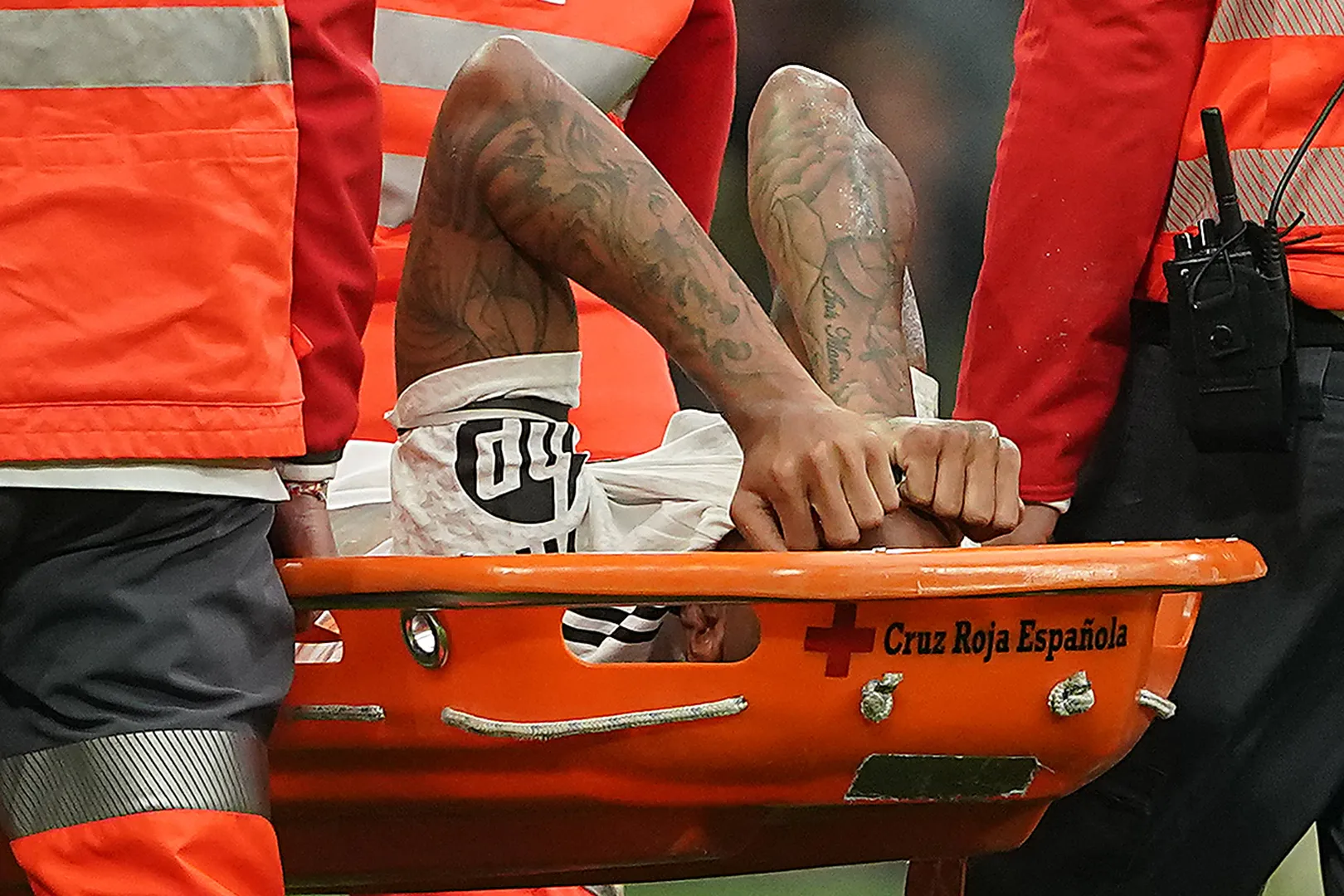 Milit&atilde;o chora ap&oacute;s les&atilde;o no jogo do Real Madrid (Foto: IMAGO / Alterphotos)