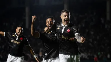 Vasco goleia o Coritiba e tem noite perfeita em reencontro com a torcida em S&atilde;o Janu&aacute;rio