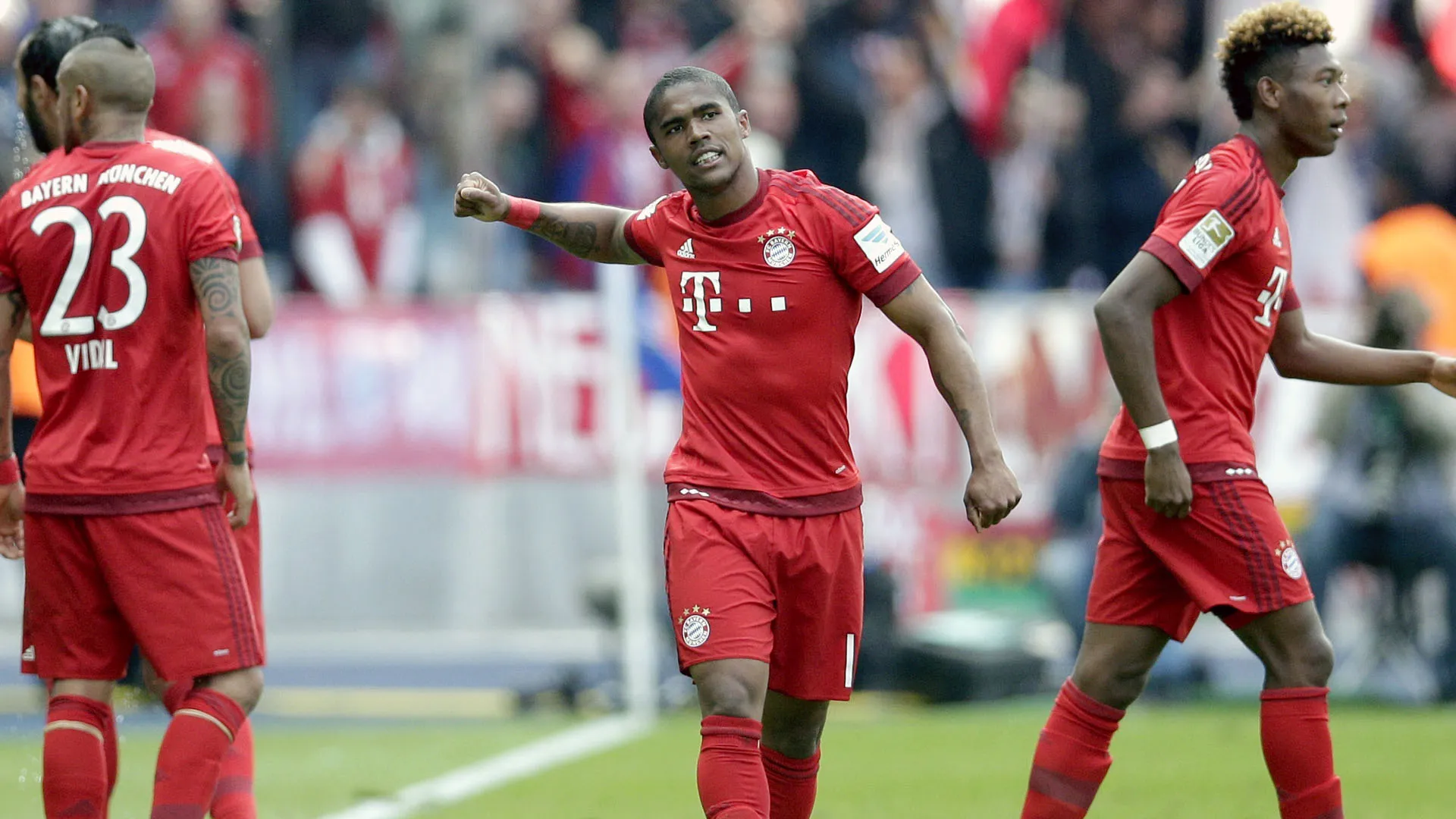 Douglas Costa &eacute; um dos destaques do Bayern (AP Photo/Michael Sohn)
